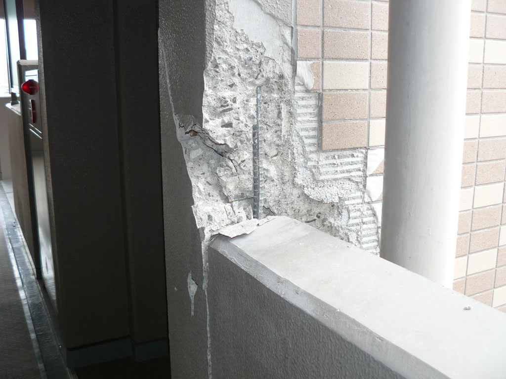 エレベーターホール脇の壁面が欠けたマンションも［引用元：Yahoo! JAPAN「東日本大震災　写真保存プロジェクト」］