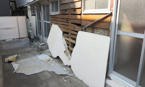 震災で剥がれ落ちた壁
