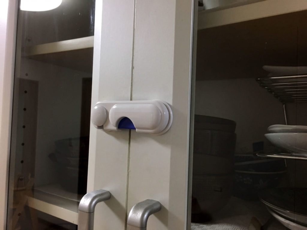 食器棚の開き戸ストッパーのイメージ